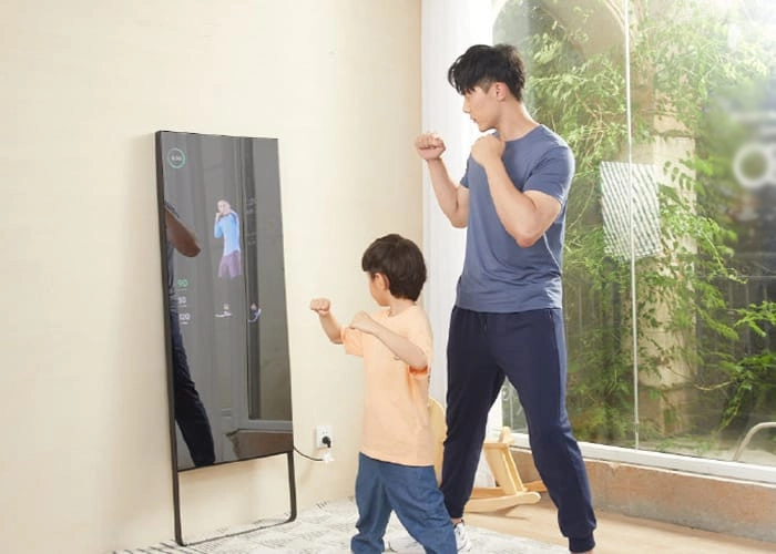 Personalized Social Feed Workout Mirror